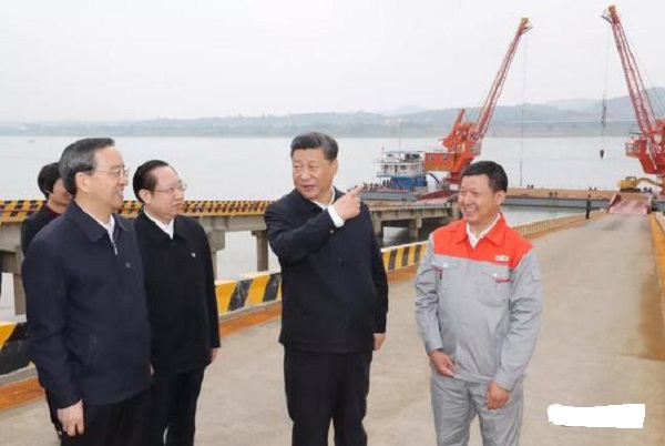 風(fēng)從虎，雨從龍，大大來(lái)了雨迎接！興發(fā)牛，大壩壯，主席來(lái)了宜昌亮！